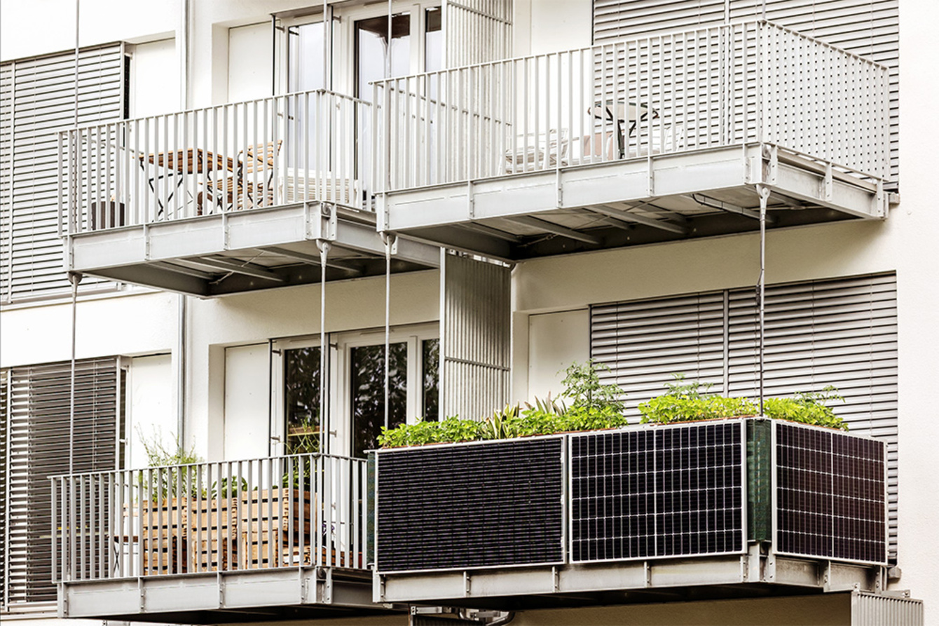 Balkon&shy;kraftwerk bei Elektro Swontinger GmbH in Putzbrunn
