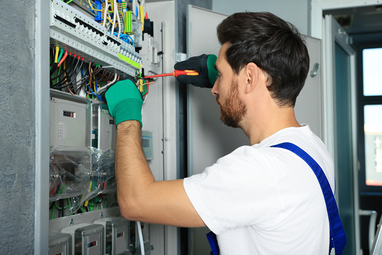 Nieder&shy;spannungs&shy;anlagen bei Elektro Swontinger GmbH in Putzbrunn